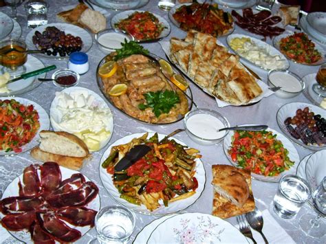 I'm planing a party and it will b the first that i will host and i dnt know much to cook so can you suggest me as i can make few things good in my menu i have decided following biryani can someone suggest dinner options for weekly thanks. Menu Suggestions for Iftar Party - Top Pakistan
