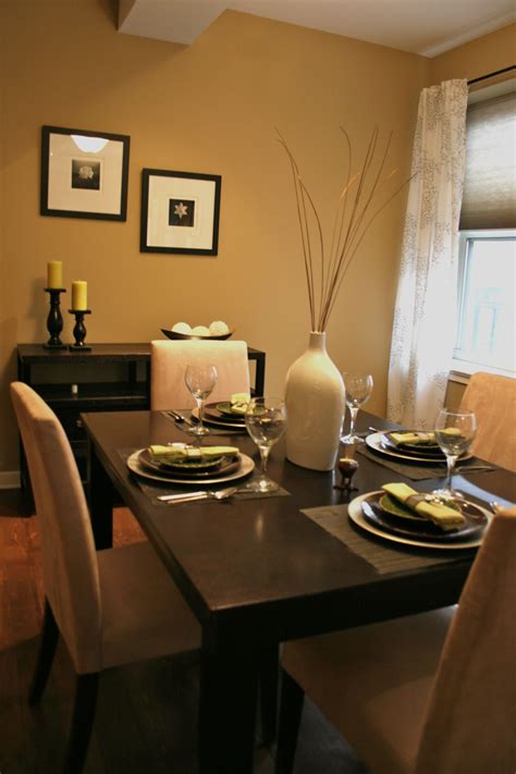 Rich, warm reds, corals, golds and silvery grays make great color choices; Nice decor with a smaller table | Warm dining room ...