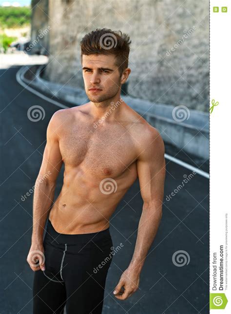 Uomo Sexy Bello Di Forma Fisica Con L Ente Muscolare All Aperto Di Estate Fotografia Stock