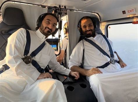 وفي حملة أخرى على المعارضة، قام محمد بن سلمان باعتقال النقاد على الإنترنت واستخدم حسابات مزيفة على تويتر لانتقاد الأشخاص وقد كان بن نايف قيد الإقامة الجبرية معظم الوقت منذ تدخل ولي العهد بن سلمان، على الرغم من أنه ظهر في مناسبات خاصة خلال مؤتمر. صورة «قُبلة» لولي العهد السعودي محمد بن سلمان تُشعل «تويتر»
