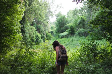 Gambar Pohon Gurun Berjalan Wanita Hiking Jejak Petualangan Semak Hijau Rimba