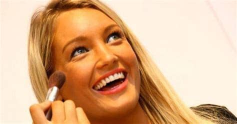 Sur snapchat, elle lui répond. AURELIE DOTREMONT : LA NOUVELLE KYLIE JENNER ! DECOUVREZ ...
