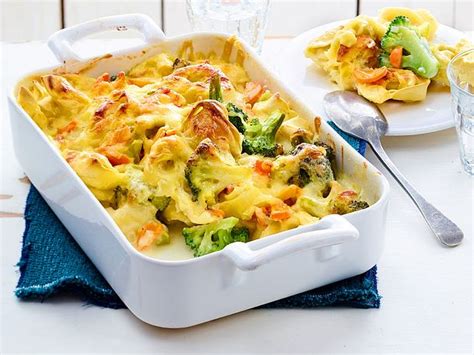 Eltern ist es wichtig, dass kinder sich gesund ernähren. Auflauf mit Tortelloni und Brokkoli Rezept | LECKER