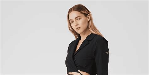 Eleva tu estilo con el nuevo conjunto elegante de Aló Yoga, perfecto