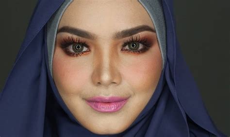 Personal siti nurhaliza yang memiliki nama lengkap dengan gelar datin seri siti nurhaliza binti tarudin lahir di kampung awah, temerloh, pahang, malaysia, pada tanggal 11 januari 1979. Siti Nurhaliza threatens to sue trader for misusing image ...