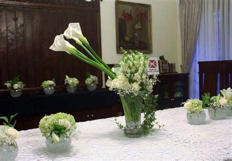 Cara merangkai bunga, untuk kebutuhan hiasan altar. 20+ Trend Terbaru Dekorasi Altar Gereja Untuk Pernikahan ...