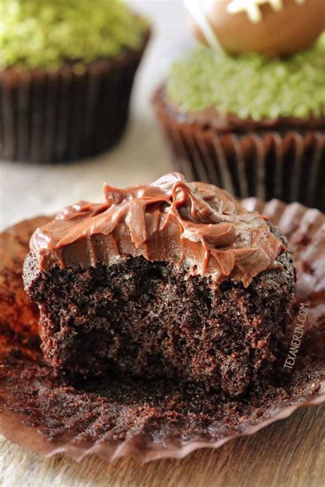 Hier wieder was neues, einfaches und sehr beliebtes für euch! Schokoladen Fußball Cupcakes (vegan, milchfrei, Vollkorn ...