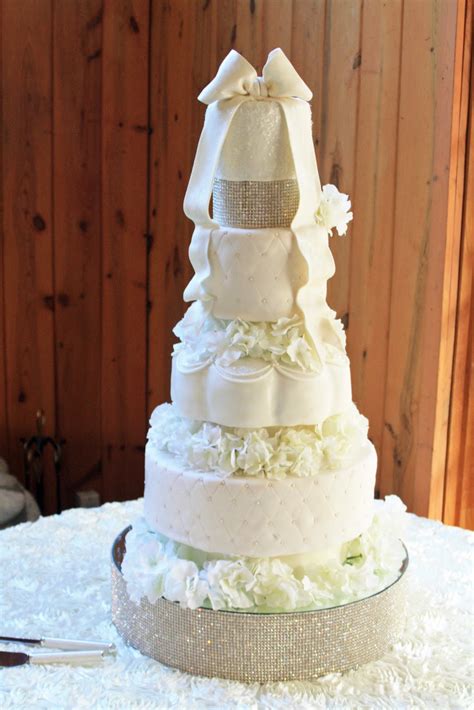 These beautiful bundt cakes are surprisingly easy to make at home. Pastries By Vreeke: Most Beautiful Cakes of 2012
