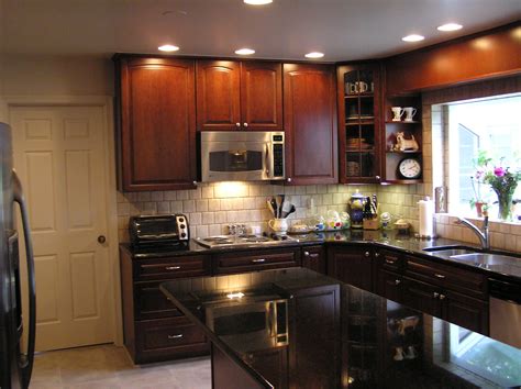 Kitchen cabinets in older mobile home. صورة مطبخ خشبي مع اضاءة جميلة | المرسال