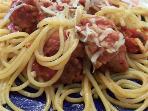 Spaghetti Com Almôndegas De Linguiça Com Molho De Tomate E Manjericão