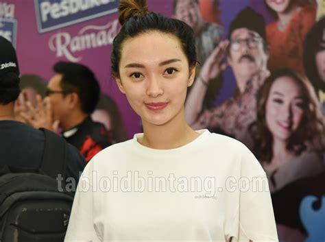 Tampil Simple Dengan Kaos dan Jeans, Zaskia Gotik Tetap Cantik
