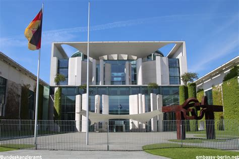 Afghanische taliban fordern helfer internationaler streitkräfte zum bleiben auf. Bundeskanzler | Botschaften in Berlin
