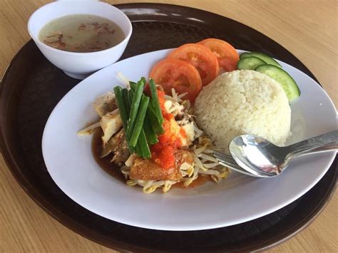 Best western food in ipoh? This Man Sells Halal Bean Sprouts Chicken Rice For Only RM1.30