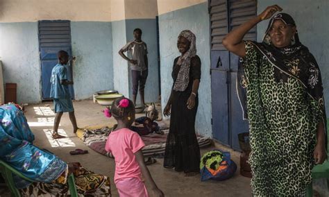 Deixadas Para Trás Pelos Maridos Emigrantes Mulheres Senegalesas Quebram Regras Locais E Vão