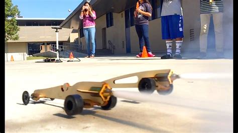 Technology 8 Students Race Co2 Dragsters