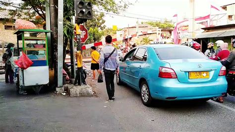 Mulai dari kereta api indonesia yang memang khusus untuk mengangkut penumpang, hingga pt kereta api indonesia ini mengoperasikan sebagian besar kereta api indonesia di berbagai wilayah. Alarm baru.!! perlintasan kereta api KRL jalan karya ...