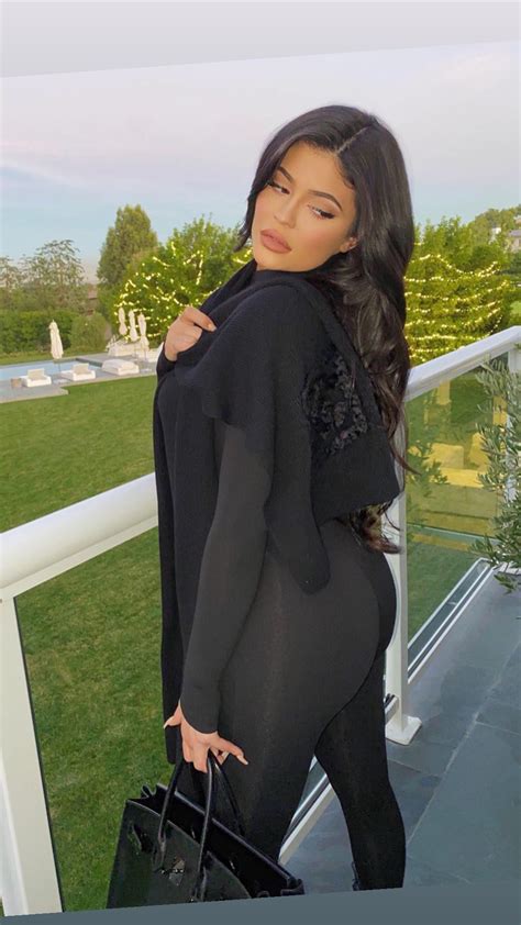 gorgeous kylie jenner flaunting her perfect ass she has the most fabulous juicy booty celeblr