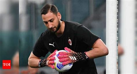 A pronunciare queste parole è stato il suo procuratore mino raiola ma in realtà a far innamorare i suoi tifosi, è il donnarumma mentre la palla è lontana dalla sua porta. Donnarumma to leave AC Milan as free agent, says Maldini ...