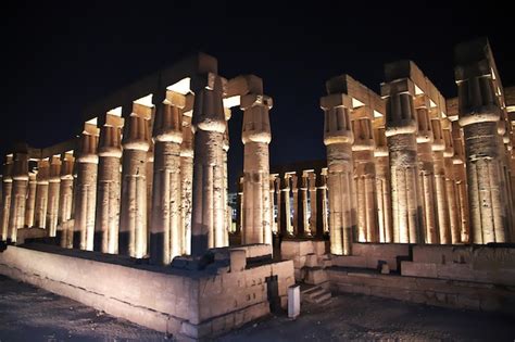 Noite Nos Templos Antigos De Luxor Egito Foto Premium