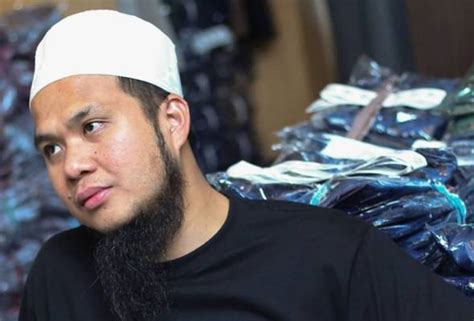 Ustaz ebit liew atau nama sebenar beliau ebit irawan bin ibrahim lew juga dikenali umum sebagai seorang ustaz berbangsa cina yang dermawan. Ebit Lew agih air dua lori tangki di Batu Caves | Astro Awani