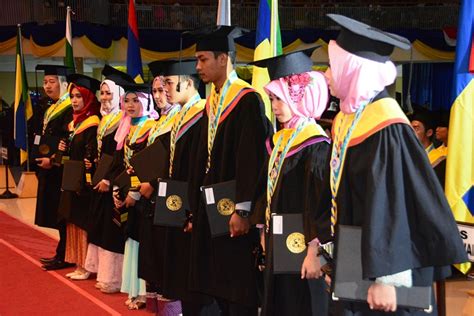 Check spelling or type a new query. Hari Ini, 1.008 Mahasiswa UNAIR Berganti Status Jadi Wisudawan - Unair News