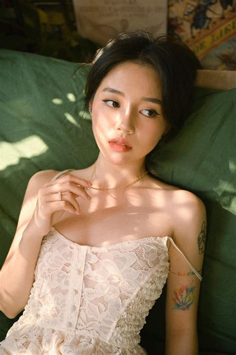 Chưa bao giờ né tránh những câu hỏi tế nhị về chuyện gia đình, xoài non mới đây lại khiến hội chị em vỗ tay rào rào khi tiết lộ thông tin mới về linh ngọc đàm. Linh Ngọc Đàm khoe hình xăm mới, dân tình thi nhau "đọc vị ...