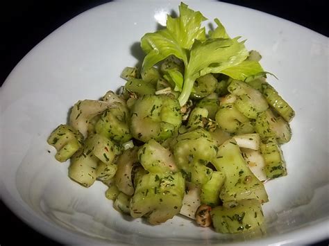 Staudensellerie Salat mit Speck