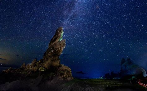 Download Wallpaper 1440x900 Milky Way Starry Sky Rocks