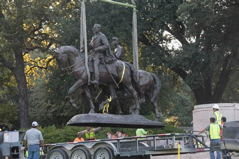 Robert E Lee Statue Removed From Dallas Park