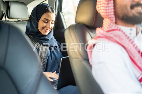 صورة مقربة لرجل عربي خليجي سعودي يقوم بقيادة السيارة، خدمة توصيل الركاب، سيدة اعمال عربية خليجية