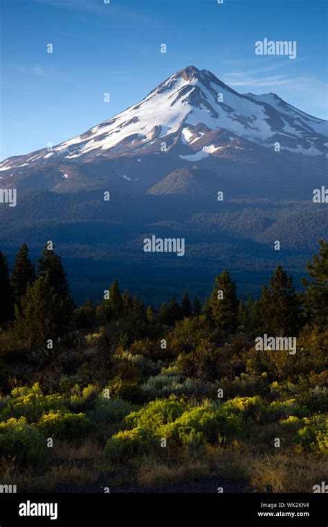 Mount Shasta Road Hi Res Stock Photography And Images Alamy