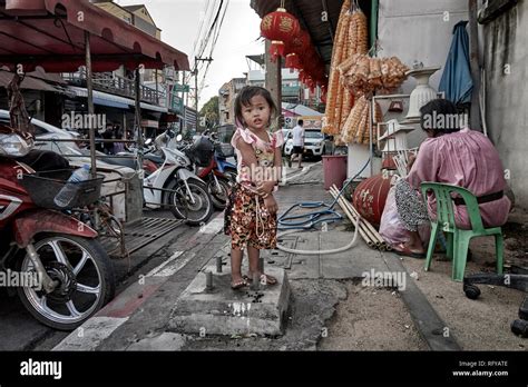 Arme Kinder Barfu Armut Thailand Stra E Stockfotografie Alamy