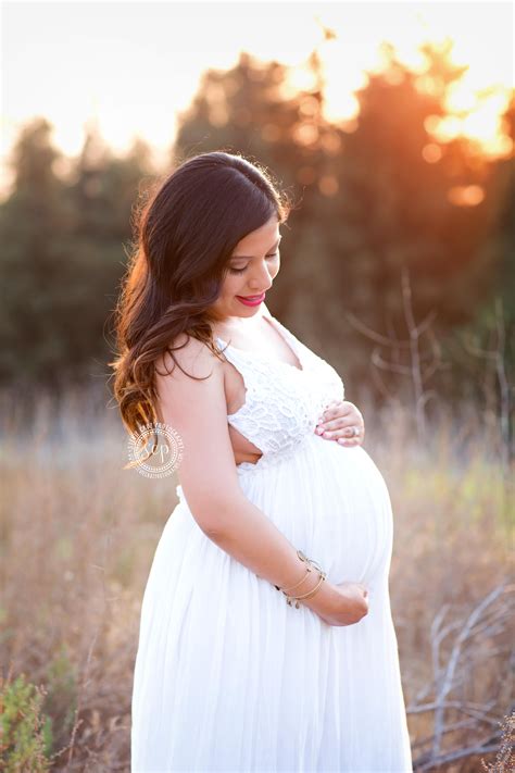 The social role and experience of motherhood varies greatly depending upon location. Beautiful outdoor maternity photos | Sunset maternity ideas