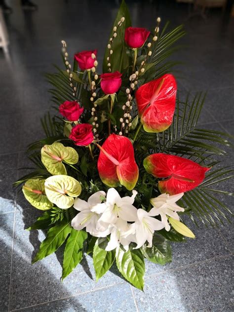 Centro de flores para difuntos | Bellos arreglos florales, Flor de