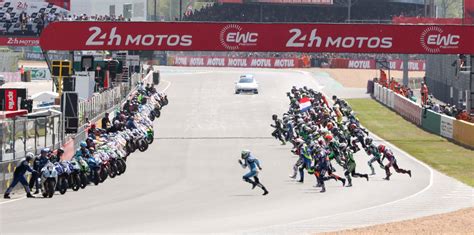 La kawasaki n° 11 l'emporte au terme d'une lutte acharnée avec la honda n° 111 et la suzuki n° 2. Quatre pilotes et un mécano suisse aux 24 heures du Mans ...