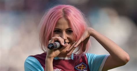 Cheeky Pixie Lott Shows Off Her Bum In Denim Shorts During West Ham