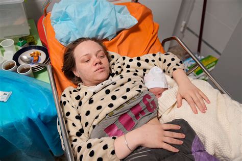 Mariupol Pregnant Woman Who Survived Maternity Hospital Bombing Gives Birth