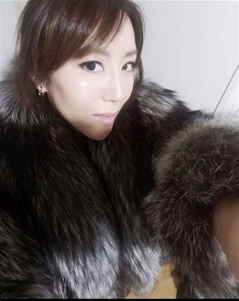 Pin By Furluv On Fur Selfie In 2020 Fur Coats Women Real Fur Fur