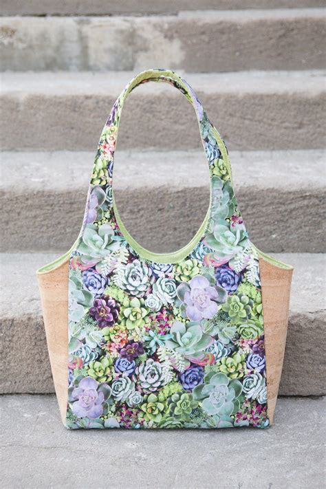 Maybe you would like to learn more about one of these? FREE Clydebank Tote Video+PDF Pattern - Sew Sweetness ...