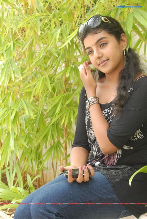 Divya Nagesh Actress Photo Image Pics And Stills