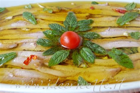 Condite il tutto con olio, sale, pepe, quindi guarnite una fetta di pane, aggiungendo alcune alici. Ricetta Alici marinate