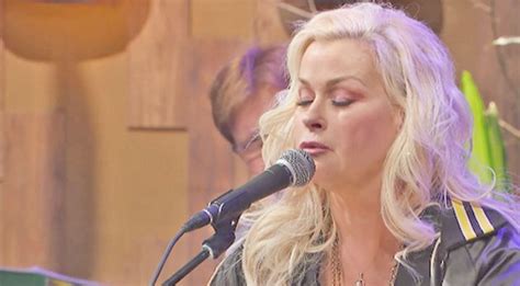 Decades After She Released It Lorrie Morgan Performs Picture Of Me