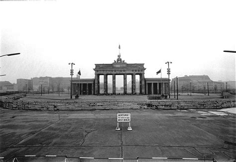 The brandenburg gate was built between 1788 and 1791 as when after almost 4 decades the berlin wall fell, large crowds of. Brandenburg Gate before the wall | Berlin wall ...