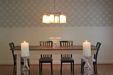 Trick to decorate the dining room with wall hangings. Fresh and Fancy: Stenciled Dining Room Walls