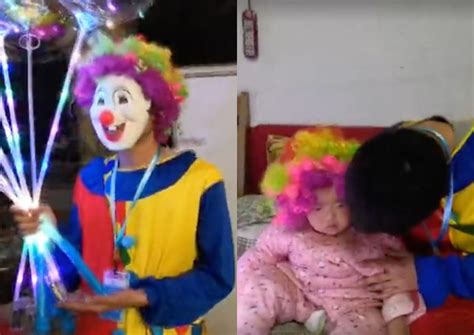 Dad In China Dresses Up As Clown To Earn Money For 2 Year Old Daughter