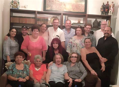 How old is iris chacon? Iris Chacon on Twitter: "En familia! Junto a mis Tías y ...