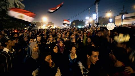 protesters breach barbed wire around egypt s presidential palace ctv news