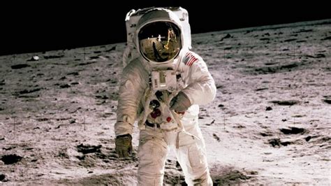 O Americano Neil Alden Armstrong Tornou Se O Primeiro Homem A Pisar Na
