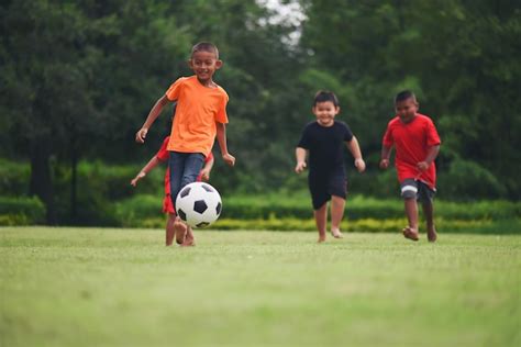 Niños Jugando Fútbol Soccer Foto Gratis