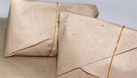 Kertas buram secukupnya 6 berbagai bahan makanan (telur rebus, roti, nasi, dan nugget goreng) karena kertas buram mudah menyerap air/minyak jadi sangat cocok untuk pengujian ini. Kertas nasi ternyata berbahaya bagi kesehatan manusia